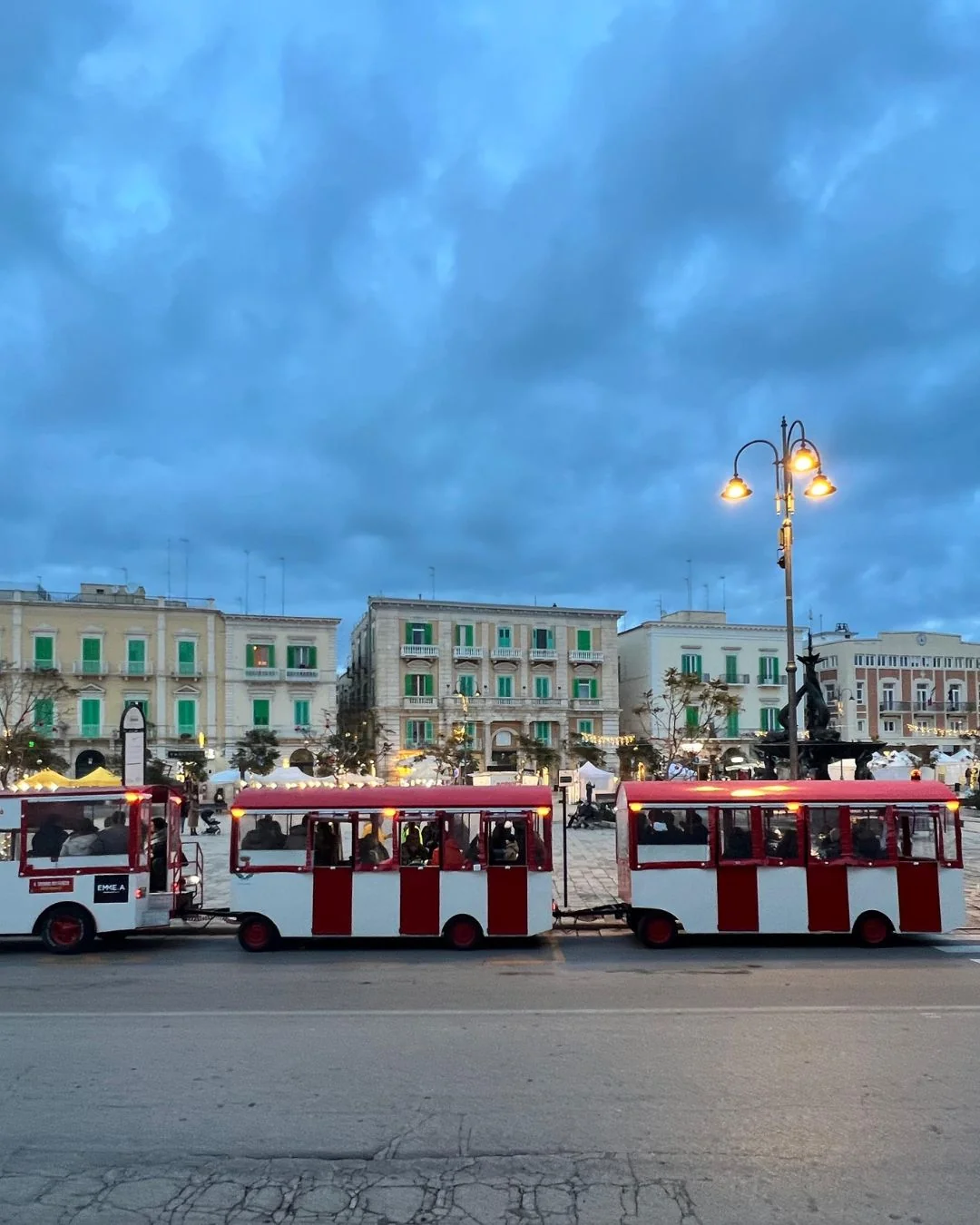 Trenino della Felicità nel centro di Bari in piazza al tramonto