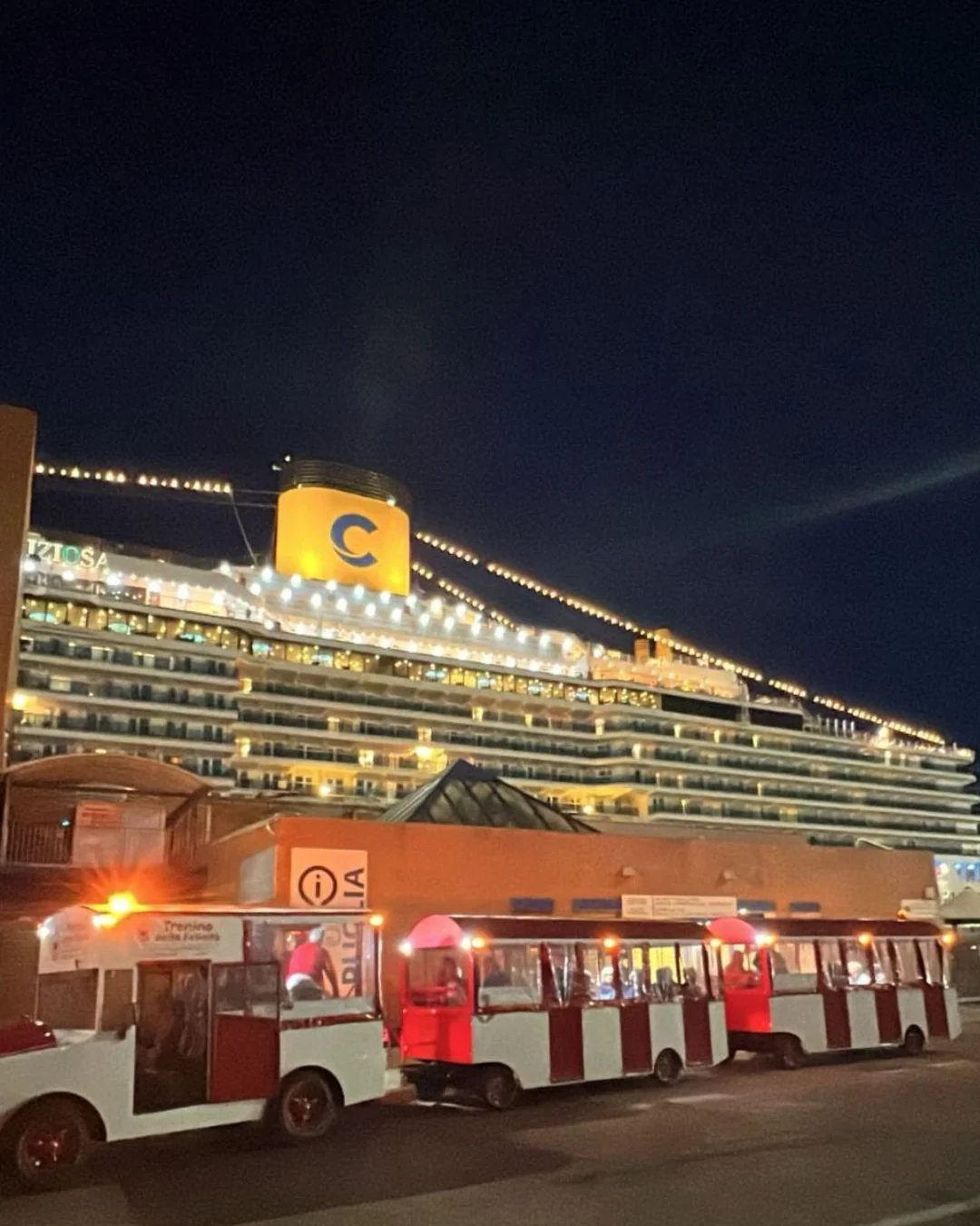 Trenino della Felicità Bari accanto a nave Costa Crociere di notte