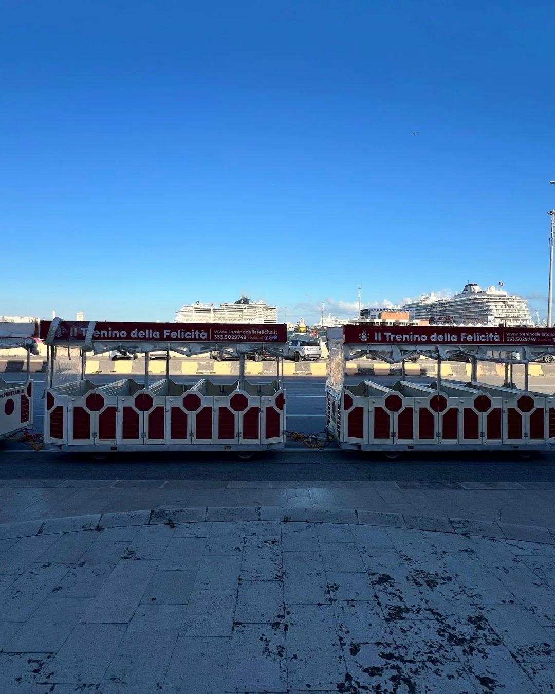 Trenino della Felicità Bari carrozze aperte al porto di giorno