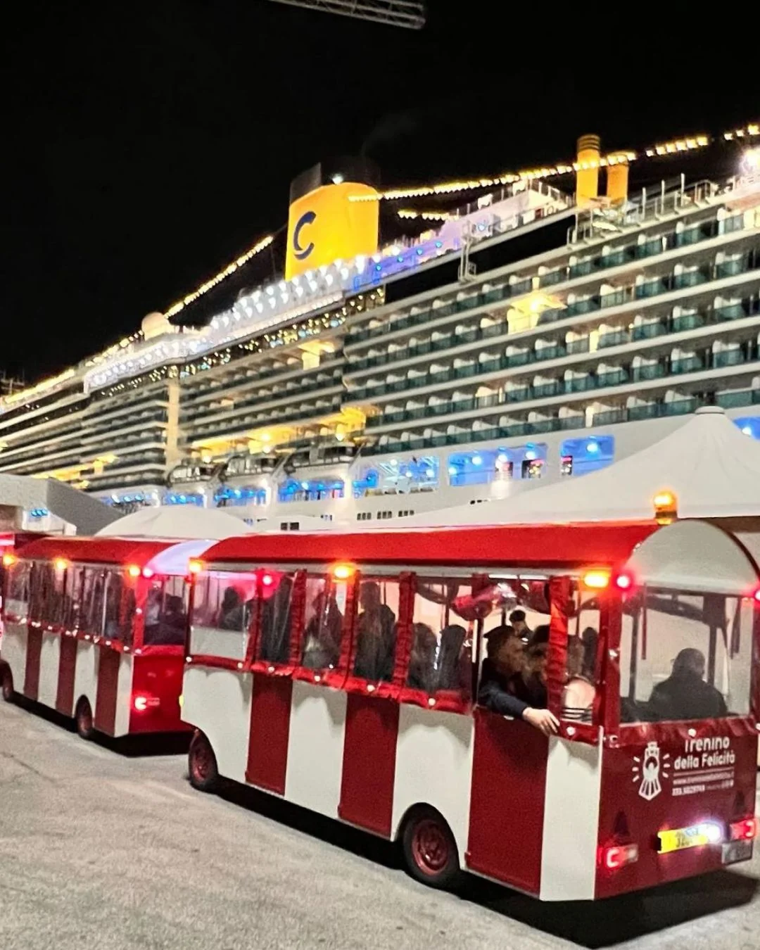 Trenino della Felicità Bari di notte al porto con nave da crociera Costa