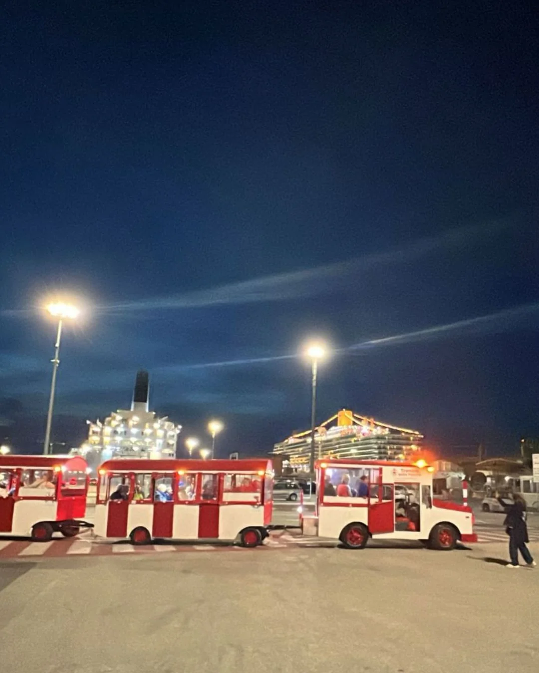 Trenino della Felicità Bari di notte al porto con nave da crociera Costa