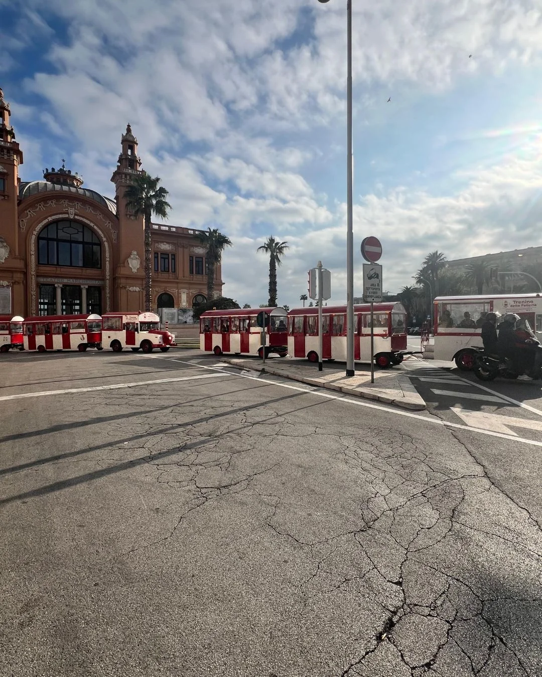 Trenino della Felicità davanti al Teatro Petruzzelli di Bari
